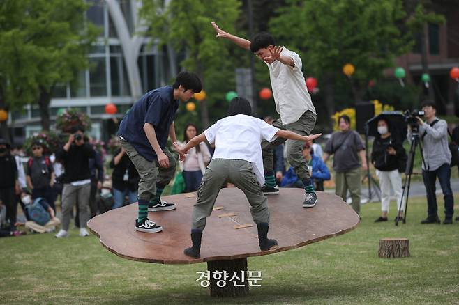 4일 서울 종로구 열린송현녹지광장에서 열린 ‘서울서커스페스티벌’ 사전 주요작품 시연회에서 64J(줄)이 ‘목림삼 인 서울’ 공연을 선보이고 있다. 성동훈 기자