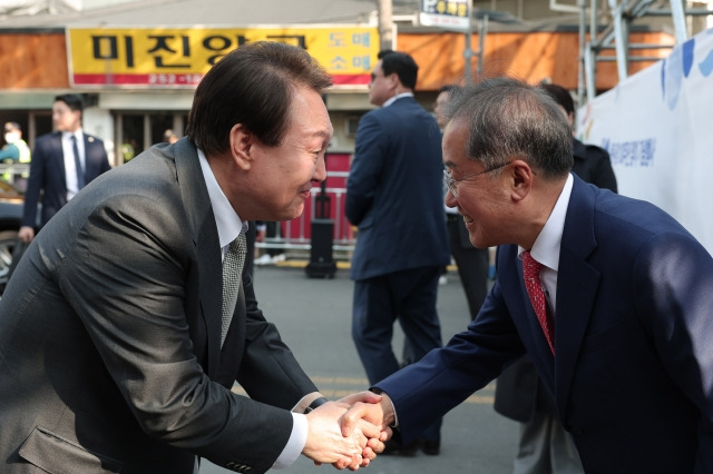 윤석열 대통령이 지난달 1일 대구 서문시장에서 열린 '서문시장 100주년 기념식'에 참석하며 홍준표 대구시장과 인사하고 있다. 대통령실 제공