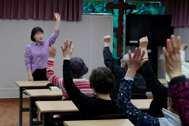 신부전 환자들이 지난달 제주 라파의 집에서 진행된 치유 프로그램에 참여하고 있다. 사랑의장기기증운동본부 제공