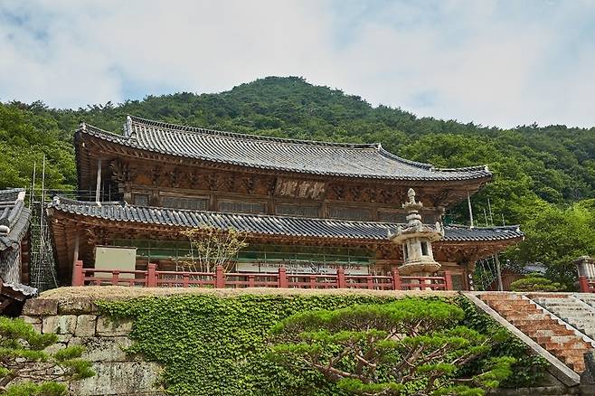 국보 12호인 지리산 화엄사 각황전 앞 석등 / 사진=화엄사 제공