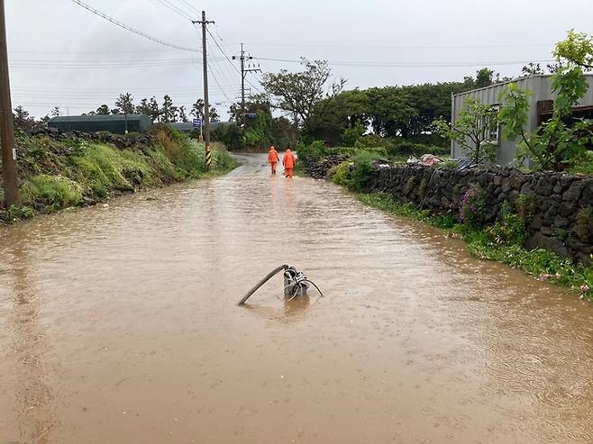4일 내린 폭우로 서귀포시 대정읍 소재 도로가 침수됐다. [자료=제주도소방안전본부]