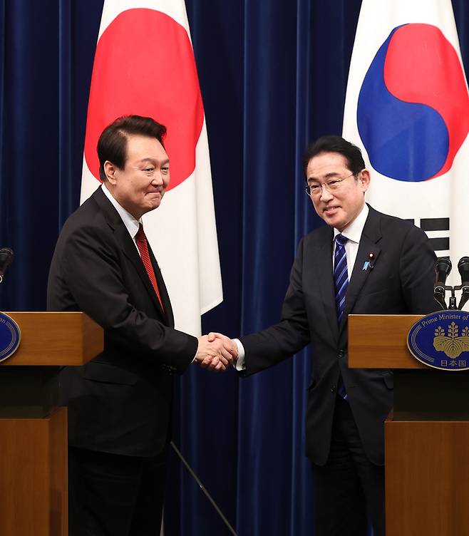 1박2일 일정으로 일본을 방문한 윤석열 대통령이 16일 오후 일본 도쿄 총리 관저에서 기시다 후미오 일본 총리와 공동 기자회견을하고 있다. 2023.3.16 이승환기자