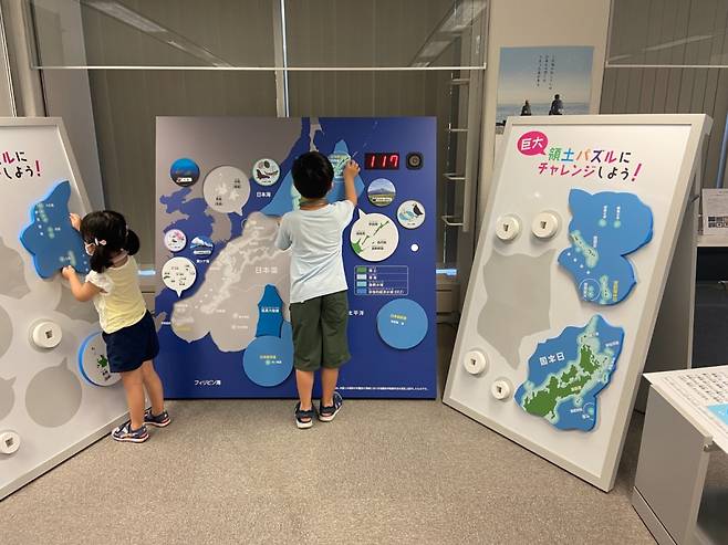 일본 국립 영토주권전시관에서 거대 영토 퍼즐을 맞추는 어린이들. /사진=영토주권전시관 SNS