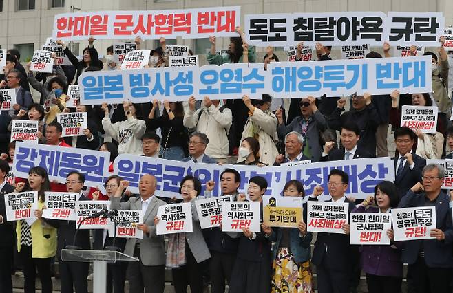 더불어민주당과 정의당, 진보당이 방한을 앞둔 기시다 후미오 일본 총리에게 윤석열 대통령이 과거사에 대한 책임있는 조치를 요구해야한다고 밝혔다. 사진은 4일 서울 여의도 국회 본청 앞 계단에서 열린 '기시다 일본 총리 방한 관련 시민사회·정당 입장발표 공동 기자회견' 현장. /사진=뉴스1