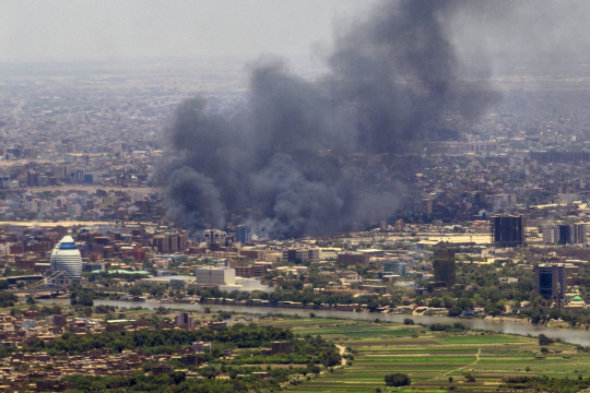 TOPSHOT-SUDAN-CONFLICT <YONHAP NO-0087> (AFP) 3일 수단 수도 하르쿰에서 정부군과 신속지원군(RSF)간 전투가 벌어지면서 연기가 피어오르고 있다. AFP 연합뉴스