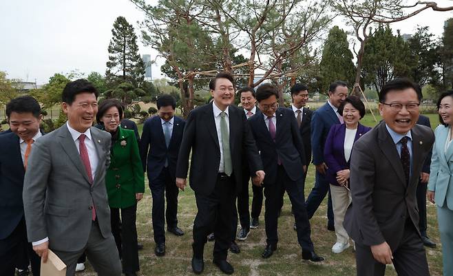 [서울=뉴시스] 윤석열 대통령이 지난 2일 오후 서울 용산 대통령실 파인그라스 정원에서 국민의힘 김기현 대표, 윤재옥 원내대표 등 원내 지도부와 만찬하며 대화하고 있다. (사진=대통령실 제공) 2023.05.02. photo@newsis.com *재판매 및 DB 금지