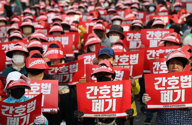 대한의사협회를 비롯한 13개 보건복지의료연대 관계자들이 3일 오후 국회 인근에서 열린 '간호법·면허박탈법 강행처리 더불어민주당 규탄대회'에서 팻말을 들고 있다. 연합뉴스