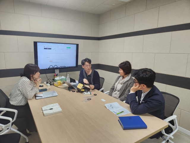 용인시 관계자들이 온라인판매 제한으로 어려움을 겪고 있는 관내 중소기업 대표를 만나 해결방안을 모색하고 있다. 사진 제공 = 용인시 제공