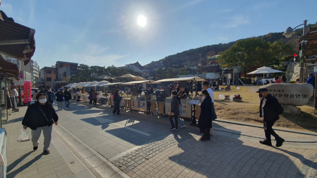 남문로데오시장이 ‘2023 K-관광마켓 10선’에 선정됐다고 4일 밝혔다. 문화체육관광부와 한국관광공사가 지역관광 활성화와 전통시장의 매력을 알리기 위해 마련한 ‘K관광 마켓 10선’에 선정된 남문로데오시장 전경. 사진 제공 = 수원시