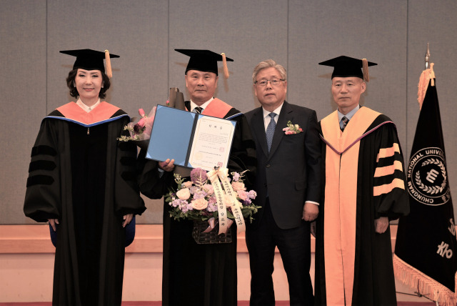 이진숙(왼쪽부터) 충남대학교 총장, 김영찬 골프존뉴딘그룹 회장, 강도묵 충남대학교 총동창회장, 김문덕 충남대학교 대학원장.