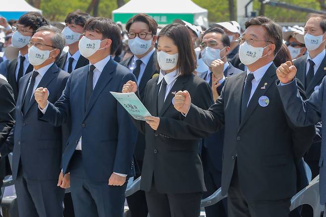 국민의힘 이준석 대표, 더불어민주당 박지현·윤호중 공동비상대책위원장 등이 18일 광주 북구 운정동 국립5·18민주묘지에서 열린 제42주년 5·18광주민주화운동 기념식에서 '님을 위한 행진곡'을 제창하고 있다. ⓒ연합뉴스