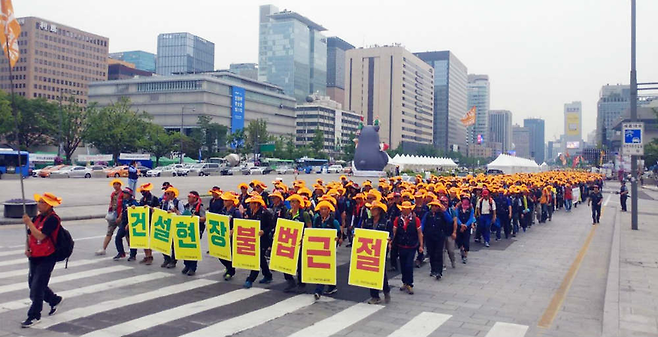 2018년 건설노조가 서울 광화문광장에서 불법 하도급 근절에 대한 대책을 촉구하며 시위를 벌이고 있다. ⓒ연합뉴스