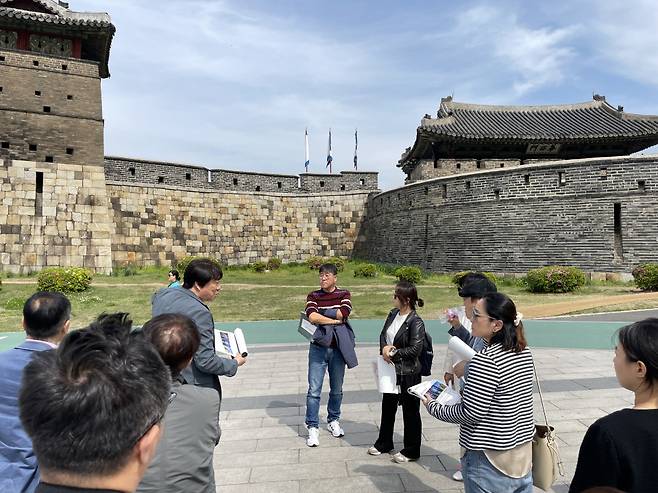 문화재청·한국문화재재단 관계자와 자문단이 현장실사를 하고 있다.&nbsp;ⓒ수원시 제공