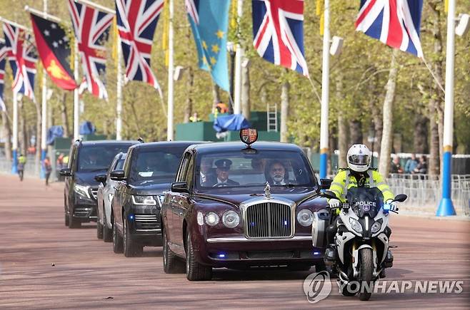 대관식 예행연습차 이동 중인 영국 찰스 3세 국왕 (로이터=연합뉴스) 영국 찰스 3세 국왕이 3일(현지시간) 대관식 예행연습차 웨스트민스터 사원으로 이동하고 있다. 2023.5.3. photo@yna.co.kr