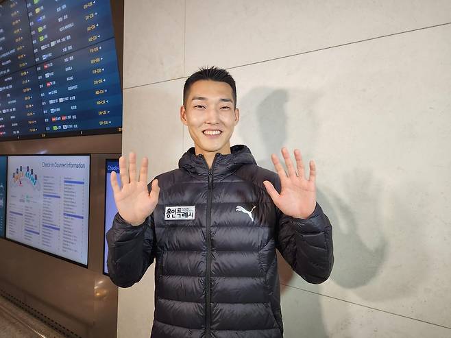 출국 앞둔 '스마일 점퍼' 우상혁 (영종도=연합뉴스) 우상혁이 도하 다이아몬드리그 출전을 위해 2일 인천국제공항 출국장으로 나서기 전, 취재진을 향해 손을 흔들고 있다. 2023.5.2 jiks79@yna.co.kr