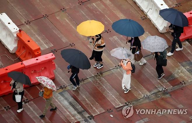 비 내리는 출근길 [연합뉴스 자료사진]