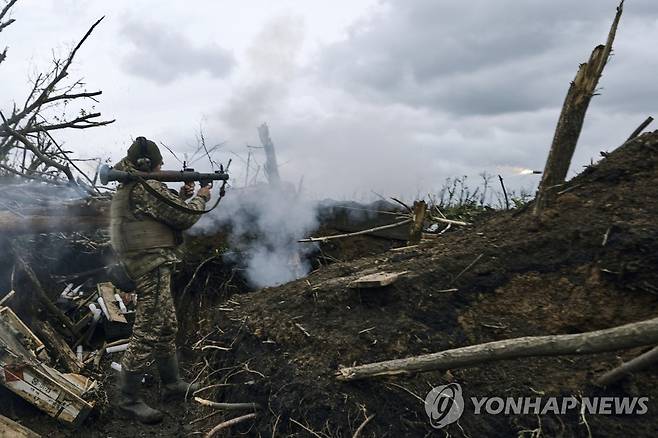 러시아군 방향으로 대전차 로켓을 발사하는 우크라 병사 [AP 연합뉴스자료사진. 재판매 및 DB 금지]