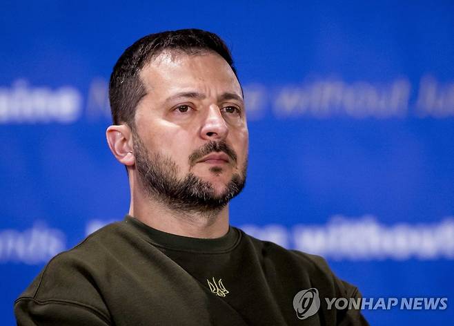 네덜란드 방문한 젤렌스키 (헤이그 EPA=연합뉴스) 볼로디미르 젤렌스키 우크라이나 대통령이 4일(현지시간) 네덜란드 헤이그를 방문했다. 2023.5.4 photo@yna.co.kr [재판매 및 DB 금지]