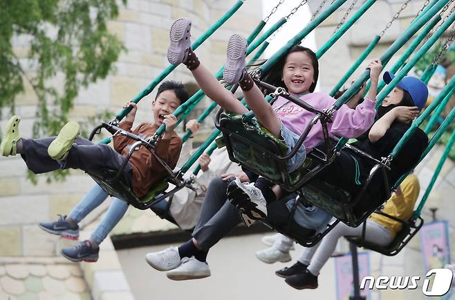 어린이날인 5일 서울 송파구 롯데월드 어드벤처를 찾은 어린이들이 놀이기구를 타며 즐거운 시간을 보내고 있다. 2023.5.5/뉴스1 ⓒ News1 박세연 기자