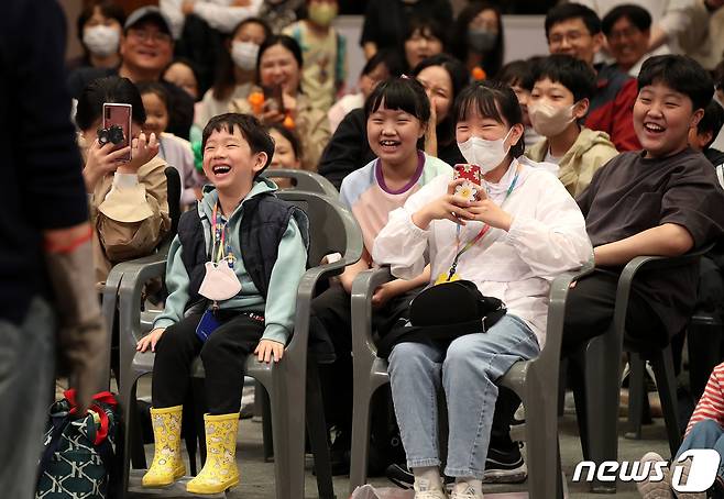 어린이날인 5일 청와대 춘추관을 찾은 어린이들이 마린보이의 나홀로 서커스 공연을 보며 즐거운 시간을 보내고 있다. 2023.5.5/뉴스1 ⓒ News1 박지혜 기자