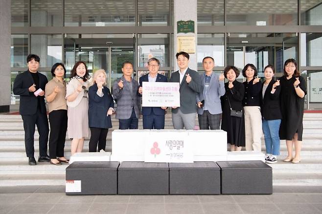 지역아동센터에 마카롱을 어린이날 선물로 전달한 ‘이티당충전소’와 장성웅 회장, 시 지역아동센터 임원들.