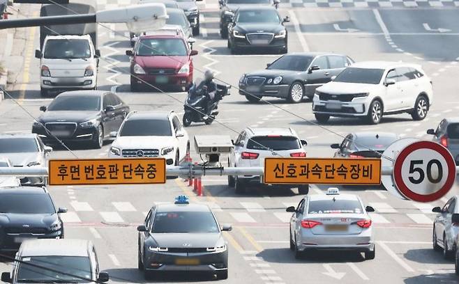 경기도 수원시에 설치된 후면 번호판 단속 카메라의 모습. [이미지출처=연합뉴스]