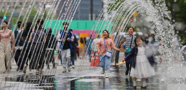 7일까지 이어지는 어린이날 연휴를 하루 앞둔 4일 서울 종로구 광화문광장 분수에서 어린이들이 물놀이를 즐기고 있다. 뉴스1