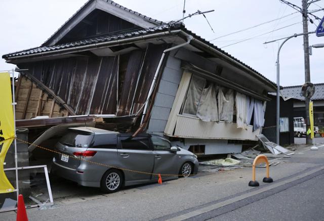 일본 이시카와현 노토반도에서 5일(현지시간) 발생한 규모 6.5의 지진으로 스즈시의 건물이 기울어져 있다. 스즈(일본 이시카와현) 교도=연합뉴스