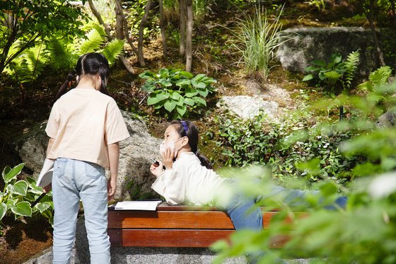 지난 3일 경기도 성남시 삼평동 스마일게이트 캠퍼스 퓨처랩에서 아동들이 자연을 관찰하고 있다. [스마일게이트]