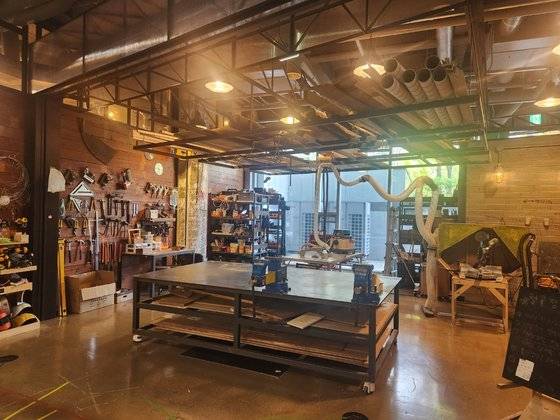 창의 교육 공간 퓨처랩 안에는 전문 공구를 구비한 철물점이 있어, 아동 스스로 각종 기기를 기획하고 만들 수 있다. 심서현 기자