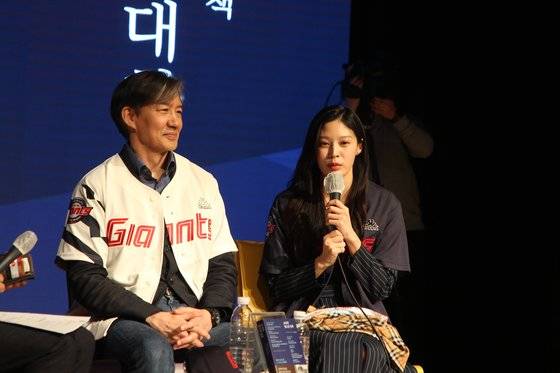 조국 전 법무부 장관 딸 조민씨가 지난달 11일 오후 부산 해운대구에서 열린 '조국의 법고전 산책' 북콘서트에서 참석 소감을 말하고 있다. [뉴스1]