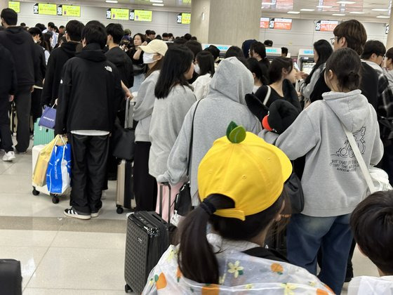 공항 이용객들이 5일 오후 1시께 제주공항 모 항공사 카운터앞에 줄을 서 비행기 탑승을 준비하고 있다. 최충일 기자