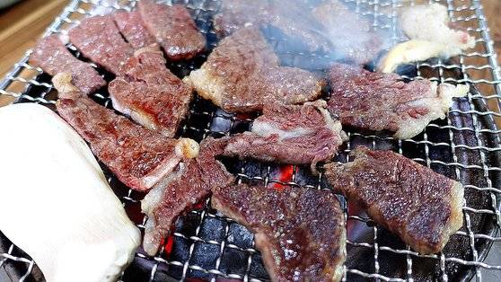 울주군 두동면의 봉계한우불고기특구 음식점에서 맛볼 수 있는 봉계식불고기. 소금으로만 간을 한 한우가 숯불에 구워지고 있다. 울산=백경서 기자