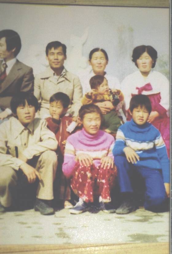 이재명의 가족 사진. 아랫줄 가장 왼쪽이 이재명. 사진 『나의 소년공 다이어리』, 이재명, 팬덤북스