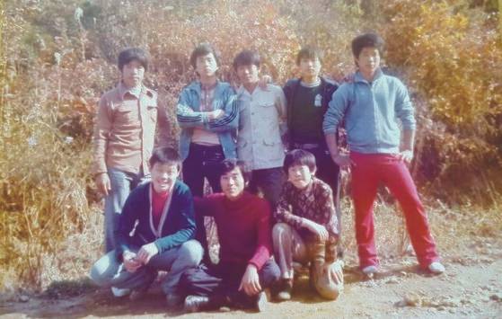 살아남기 위해 강해져야 했던 공장 시절 동료들과 함께 포즈를 취했다. 아랫줄 오른쪽 무릎을 꿇은 소년이 이재명. 사진 『나의 소년공 다이어리』, 이재명, 팬덤북스