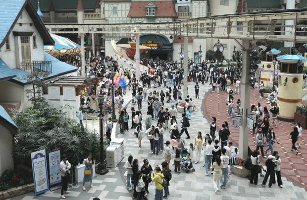 어린이날을 하루 앞둔 4일 오후 서울 송파구의 롯데월드가 나들이 나온 시민들로 북적이고 있다. /사진=뉴스1