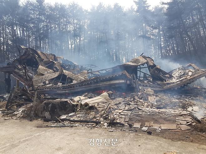 지난달 11일 낮 12시 30분쯤 안현로에 위치한 한 펜션이 산불에 전소된 가운데 잔해에서 연기가 피어오르고 있다. 최승현 기자