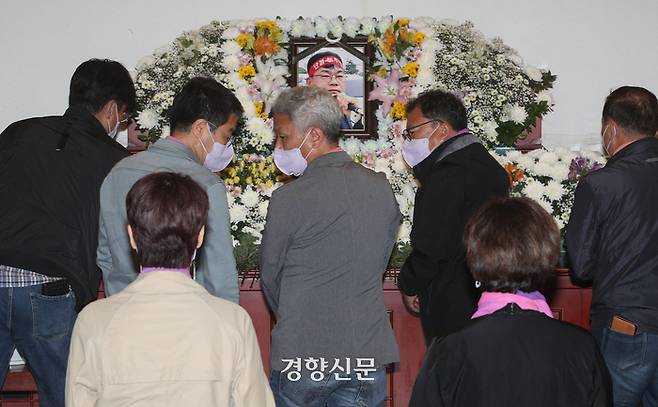 이태원 참사 유가족들이 5일 서울 종로구 서울대병원 장례식장에 마련된 고 양회동 건설노조 강원지부 지대장의 빈소를 찾아 조문하고 있다. 성동훈 기자