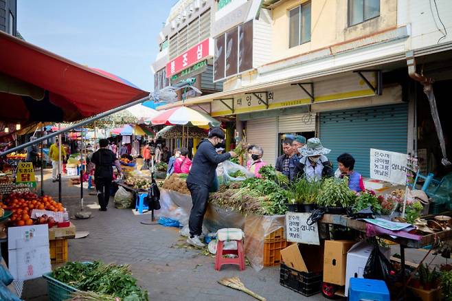 시장은 봄과 여름이 교차하고 있었다. 늦여름에 수확할 밤고구마순이 있는가하면, 옻순과 같은 나물이 무르익은 봄을 알렸다.