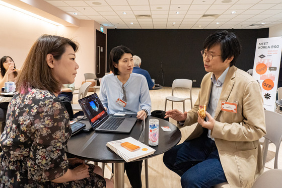 Won Dae-ro, D.Camp's global advisor talks to Singaporean start-ups interested in branching out to Korea at the Meet Korea event on Wednesday. [D.CAMP]