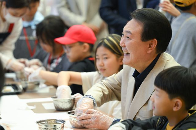 윤석열 대통령이 5일 청와대 연무관에서 열린 어린이날 초청행사에서 아이들과 쿠키를 만들고 있다. 연합뉴스