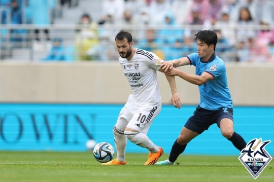 대구 황재원이 울산 바코의 돌파를 저지하고 있다. [한국프로축구연맹 제공]