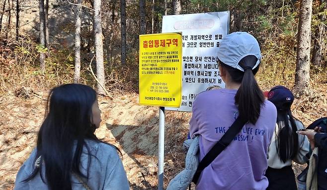 ▲현장 취재 중인 박주원(왼쪽), 이혜인 기자. 사진=자람터 제공.