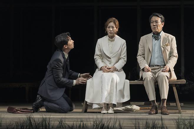 오는 28일까지 국립극단 명동예술극장 무대에 오르는 연극 ‘벚꽃동산’ <사진제공=국립극단>
