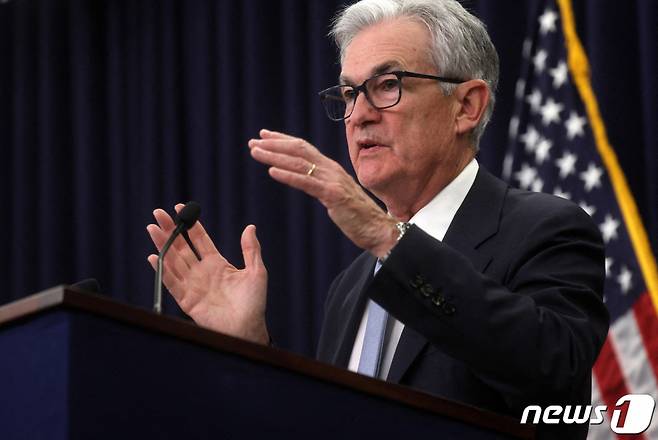 제롬 파월 미국 연방준비제도(Fed·연준) 의장이 22일(현지시간) 워싱턴에서 기준금리 0.25%포인트를 인상한 FOMC 정례회의를 마친 뒤 기자회견을 갖고 미국 은행 시스템의 위기 확산을 막기 위해 모든 수단을 사용하겠다고 밝히고 있다. /로이터=뉴스1