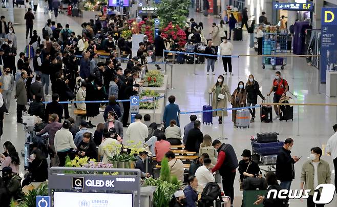 (인천공항=뉴스1) 장수영 기자 = 대중교통 이용시 마스크 착용 의무가 해제된 20일 인천국제공항 제1터미널 입국장이 여행객과 환영 인파로 북적이고 있다. 2023.3.20/뉴스1  Copyright (C) 뉴스1. All rights reserved. 무단 전재 및 재배포 금지.