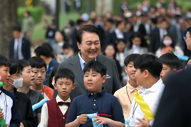 윤석열 대통령이 제101회 어린이날을 맞아 5일 청와대 영빈관 및 연무관으로 어린이 및 보호자 320명을 초청해 쿠키 만들기 등 체험 활동을 함께 했다. 사진은 전날 윤 대통령이 서울 용산 대통령실 앞마당에 조성된 어린이정원 개방행사에서 어린이들과 함께 한 모습. [연합]