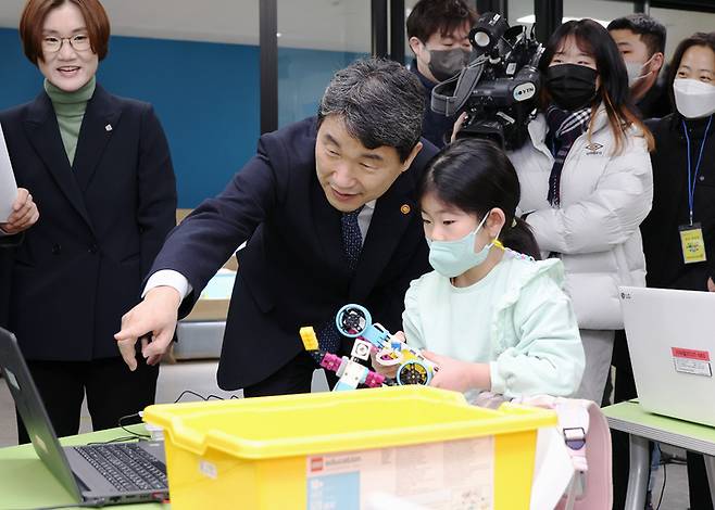 [서울=뉴시스] 이주호 사회부총리 겸 교육부 장관이 지난 2월9일 서울 서대문구 가재울초등학교를 방문해 수업을 참관하고 있다. (사진=교육부 제공) 2023.05.05. photo@newsis.com *재판매 및 DB 금지