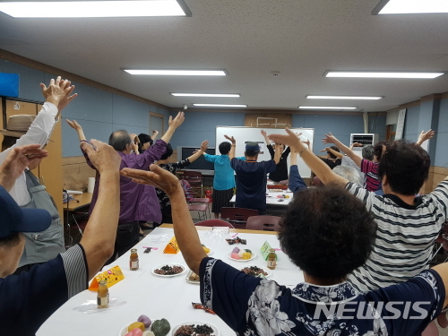 [서울=뉴시스]서울 강북구의 지난해 고독사 예방프로그램 참여모습. (사진=강북구 제공) 2020.04.27.photo@newsis.com