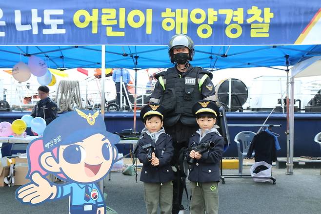 5일 속초해양경찰서가 어린이날을 맞이해 어린이들을 초청해 경비함정 탑승 체험활동을 갖고 있다. 속초해양경찰서 제공 *재판매 및 DB 금지